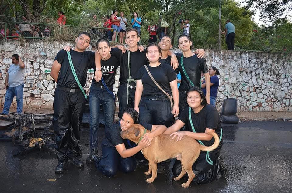 Brigadistas con mascota rescatada